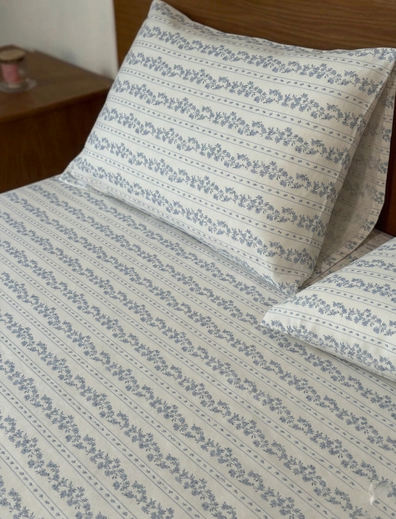 Dotted Azure Vines
